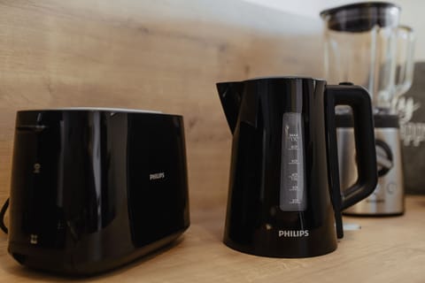 Fridge, oven, stovetop, coffee/tea maker