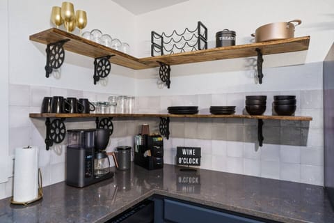 Kitchen open shelves