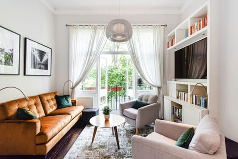 Living area | TV, books