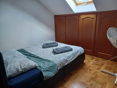 2 bedrooms, travel crib, free WiFi, bed sheets