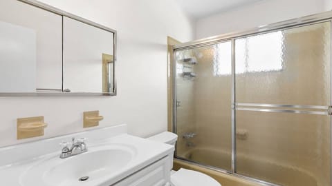 Combined shower/tub, towels