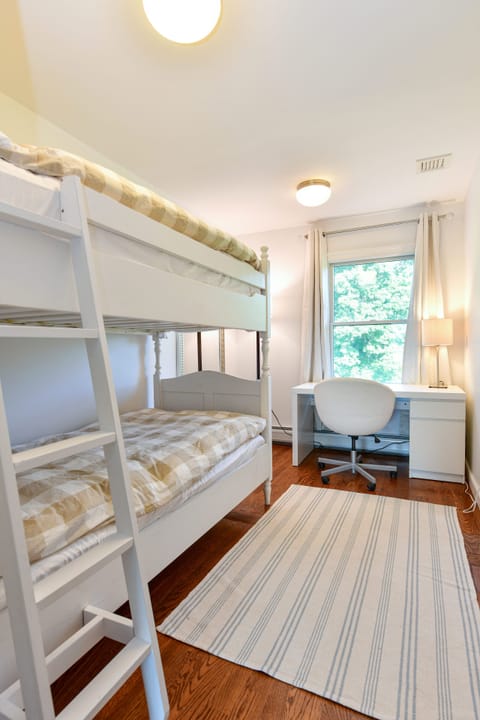 4 bedrooms, Frette Italian sheets, desk, iron/ironing board