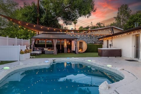 Hot tub, Sauna, Heated Pool, Fire table, and Fire heater, outdoor super comfy sofa for 10+ ppl.