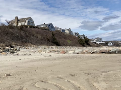 Beach nearby, sun loungers, beach towels