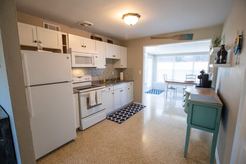 Fridge, oven, stovetop, coffee/tea maker