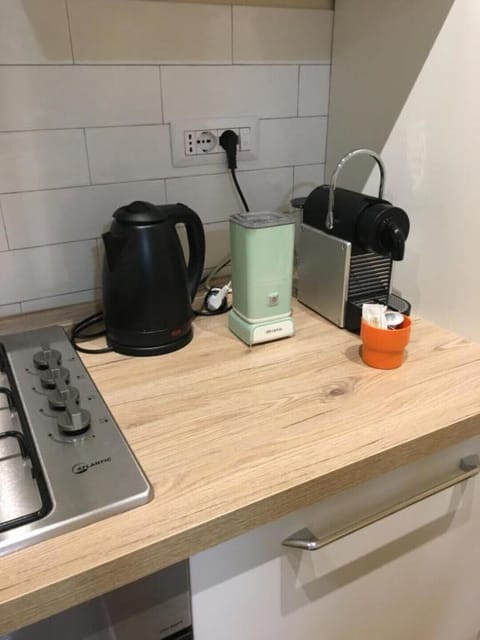 Fridge, oven, coffee/tea maker, electric kettle