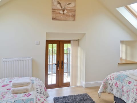 Stylish twin bedroom | Rhiwal Kitty - Trehwfa Cottages, Bodedern, near Holyhead