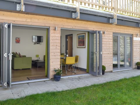 Folding doors offer easy access to the courtyard | Kataluma, Praa Sands, near Penzance