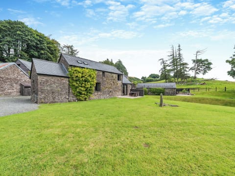 Garden | Ty Nant - Cennen Cottages at Blaenllynnant, Gwynfe, Llangadog