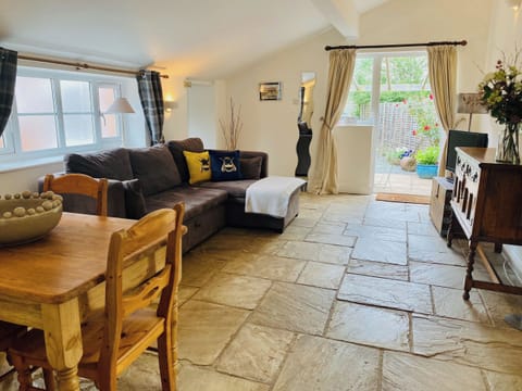 Living room/dining room | The Parlour, Earl’s Croome, near Great Malvern