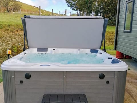 Hot tub | Lake Vyrnwy Luxury Glamping Pod - Lake Vyrnwy Luxury Glamping Pods, Llanwddyn, near Oswestry