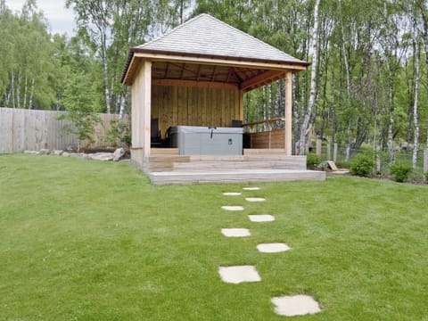 Hot tub | Lochnagar Lodge, Aviemore