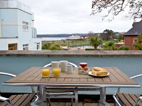 Sitting-out-area | The Cottage - Goodrington Lodge, Paignton