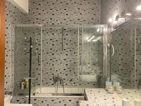 Combined shower/tub, eco-friendly toiletries, hair dryer, towels