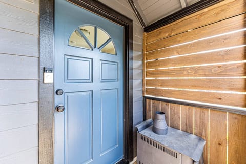 "The cottage is absolutely charming! It was very clean and welcoming. The furnishings are comfortable and in great condition." - Suzanne