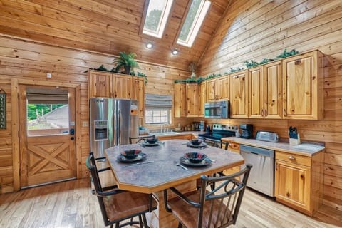 Luxury Lookout's kitchen and dining area