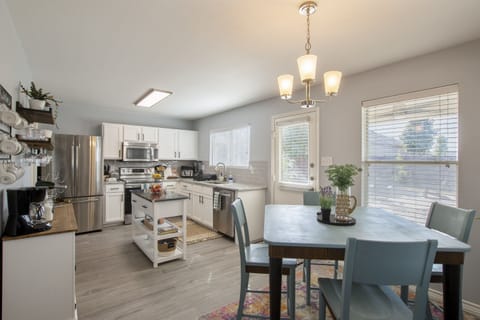 Kitchen & breakfast cove