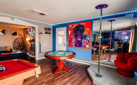"Entertainment Oasis: Where Gaming, Poker, and Spectacular Views Meet in Harmony, Alongside Cozy Living Room Comforts ๐ฑ๐๐๐๏ธ