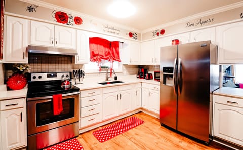 Modern Charm: A Bright and Welcoming Kitchen Accented with Vibrant Red Curtains and Mat ๐ฝ๏ธ๐ด