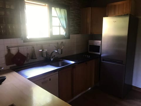 Fridge, microwave, dishwasher, cookware/dishes/utensils