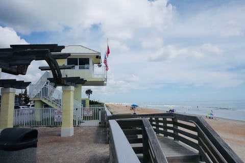 Beach nearby, sun loungers, beach towels