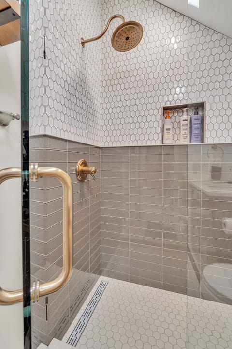 Combined shower/tub, hair dryer, towels, soap