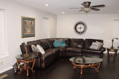 Living room
Sectional has automatic recline on both end chairs