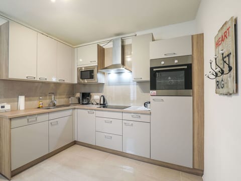 Countertop, Cabinetry, Kitchen Sink, Property, Building, Furniture, Sink, Tap, Kitchen Stove, Kitchen