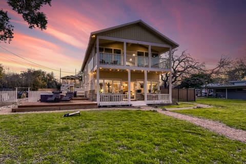 Luxury Lakeside Estate - Main House with a Studio and Garage Apartment