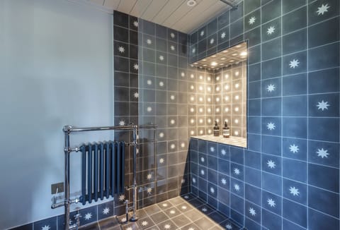 Combined shower/tub, towels