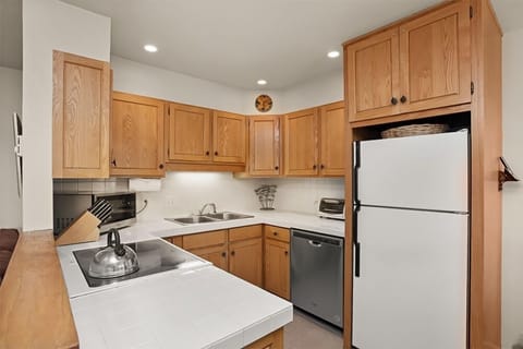 Silverglo Condominiums Unit 308 | Expansive 4 BD Condo, Walking Distance to Town with Pool Access Apartment in Aspen