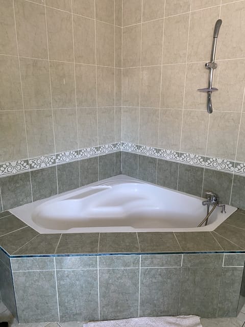 Bathtub, bidet