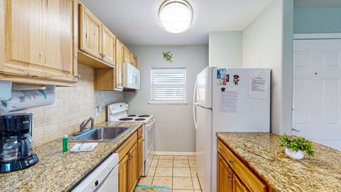 Fridge, oven, stovetop, coffee/tea maker