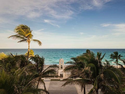 Beach nearby, sun loungers, beach towels