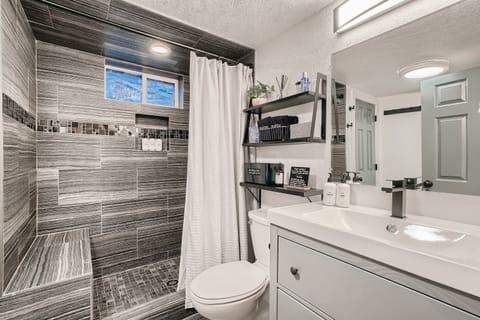 Combined shower/tub, eco-friendly toiletries, hair dryer, towels