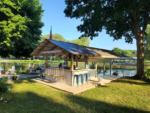 Best Tiki bar for 20 on the lake!
