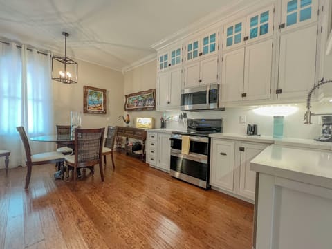 Well Appointed Kitchen with Dining for 6