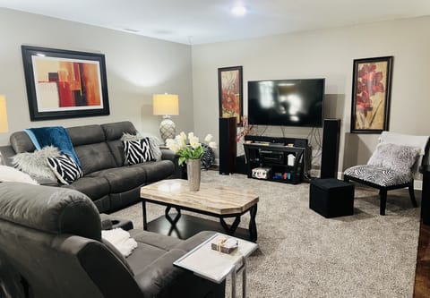 Living area | Smart TV, fireplace, video games, DVD player