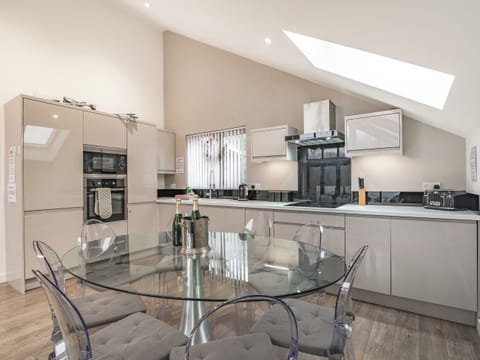 Kitchen/diner | Waterside Lodge Fifteen - Ashgrove Country Park, Elland