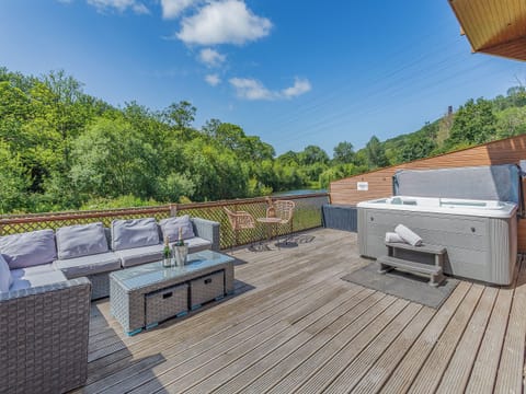 Hot tub | Waterside Lodge Fifteen - Ashgrove Country Park, Elland