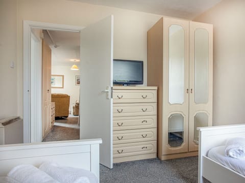Twin bedroom | Apartment Nine - Broadshade Holiday Apartments, Paignton