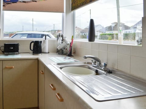 Kitchen | Tigh Na Mara - Hunmanby Gap Cottages, Hunmanby Gap, near Filey