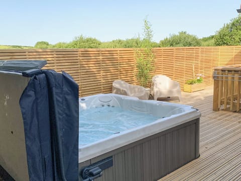 Hot tub | Meadowside Lodges- Hobby Lodge - Meadowside Lodges, St Columb, near Padstow