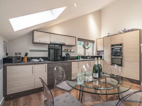 Kitchen/diner | Waterside Lodge Fourteen - Ashgrove Country Park, Elland