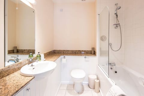 Combined shower/tub, hair dryer, towels