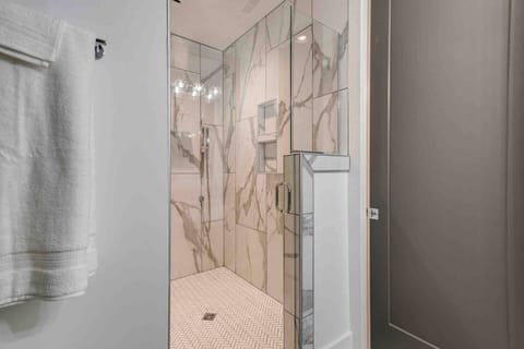 Combined shower/tub, hair dryer, towels