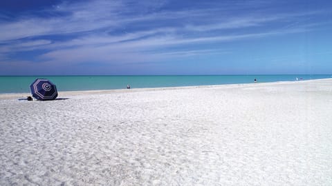 Beach nearby, sun loungers, beach towels