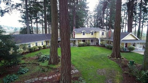 Main house, right. Guest house, left. This listing is for main house only.