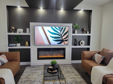 Smart TV, fireplace