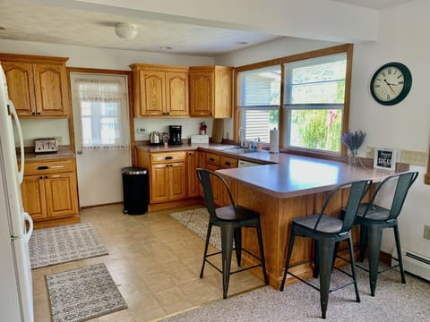 Ample seating for 6+